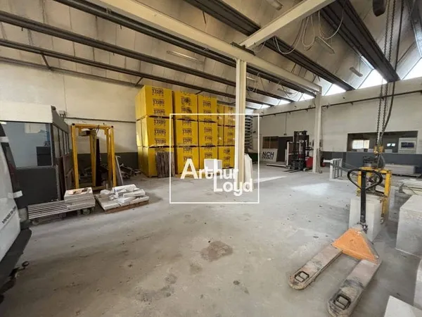 Local d'activité 878 m²