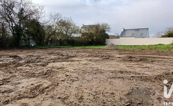 Terrain 696 m²