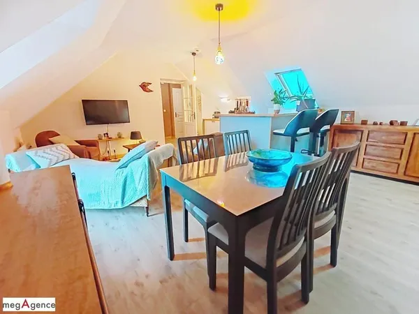 Appartement T3 - 2 chambres - 1 salle d'eau - 1 salle de bains - un parking - centre SAINT JOUAN DES