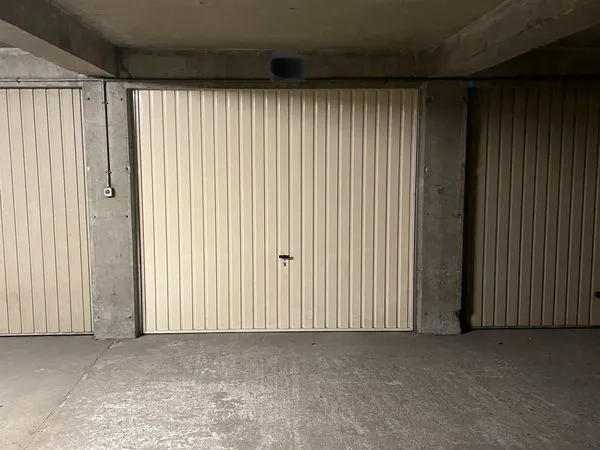 1 garage box fermé 25000, 2 avenue roberto rossellini proche parc tête d'or, libre de suite