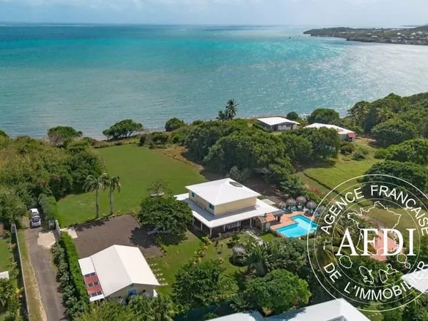 Magnifique propriété de 680 m² située un terrain de 3746m²