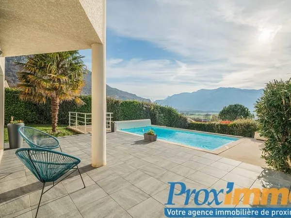 Maison d'architecte avec piscine et vue panoramique