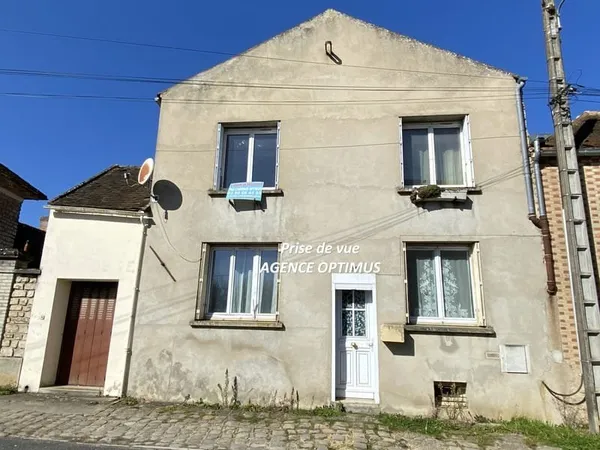 A vendre : Maison de ville à rénover avec dépendances, VILLE