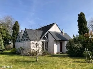 ELVEN -HYPERCENTRE BOURG- Maison d'architecte de 105 m² habitables sur grand terrain divisible et co