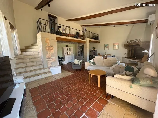 Maison de charme rénovée de 200 m² à Cheyssieu Terrain 1045 m² avec piscine