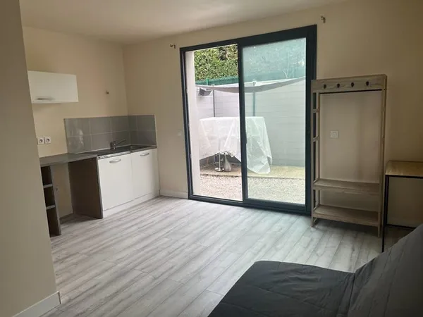 Studio en très bon état avec jardin et parking