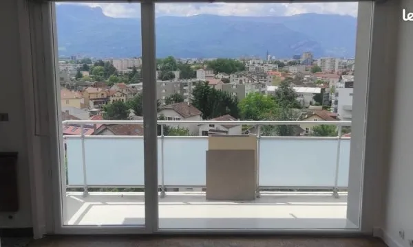 T2 de 39m2 en excellent état 8ème et dernier étage avec balcon et idéalement placé dans résidence sé