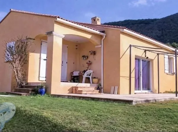 Montbrun-Les-Bains - maison de plain-pied 100 m² habitables - terrain 1600 m² -