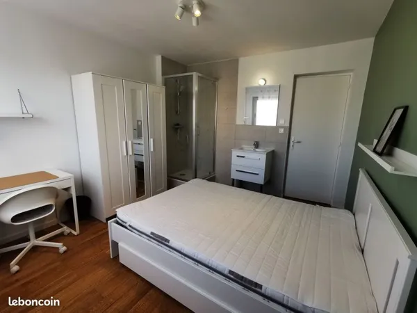 Grande chambre 12,5 m² avec douche privée - coloc 105 m² en résidence fermée avec stationnement - Ly