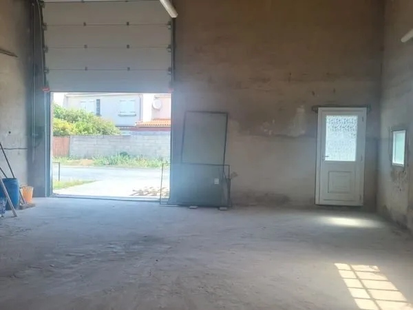 Local d’activité et entrepôt Location Saint-Juéry   600€