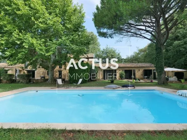 Authentique Mas avec piscine au coeur de Grans