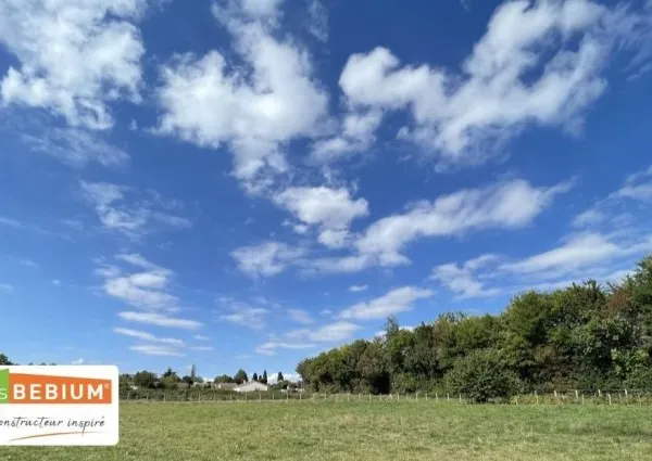 Terrain à bâtir de 1800 m² à MIREBEAU (86)