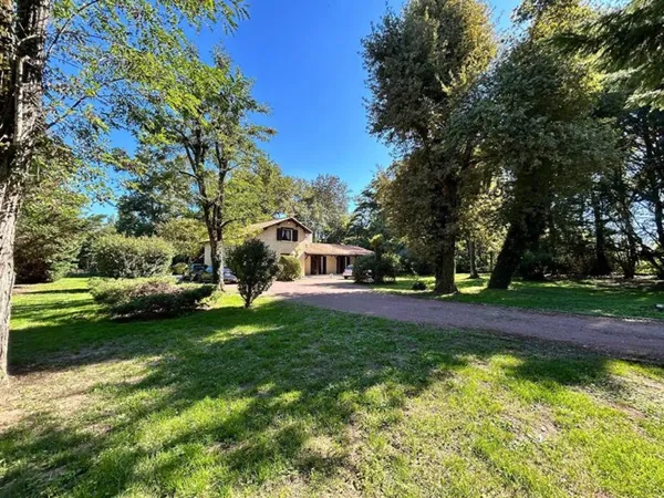 DÉCOUVREZ LE CHARME ET LES VOLUMES D'UNE MAISON CONTEMPORAINE 208 M2 - 4 CHAMBRES À AUBIE ( VAL DE V