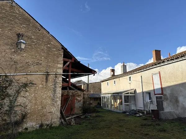 Maison à vendre à Marnes de 82m² habitable à rénover sur un terrain de plus de 600m²