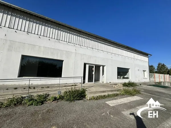 Local commercial avec entrepôt et parking