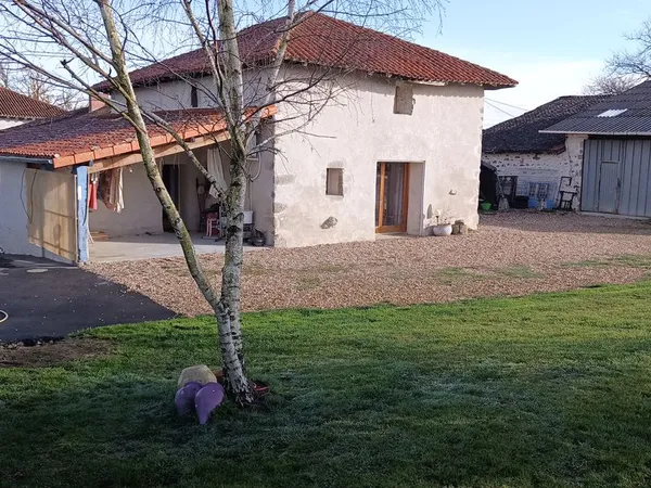 Maison pierres avec bâtiment 300m² et terrain 5000m²