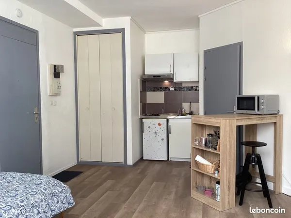 Studio 20,5 m2 meublé équipé proche gare centre-ville tram bus petits commerces, idéal étudiant