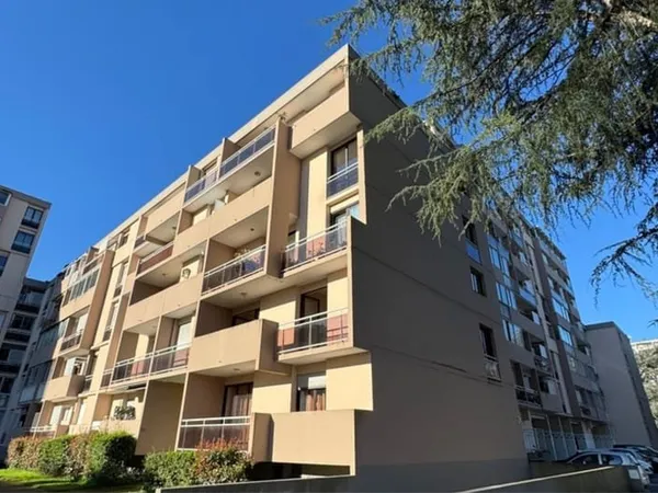 T3 de 77 m² avec balcon, cave et parking en sous-sol à Pau