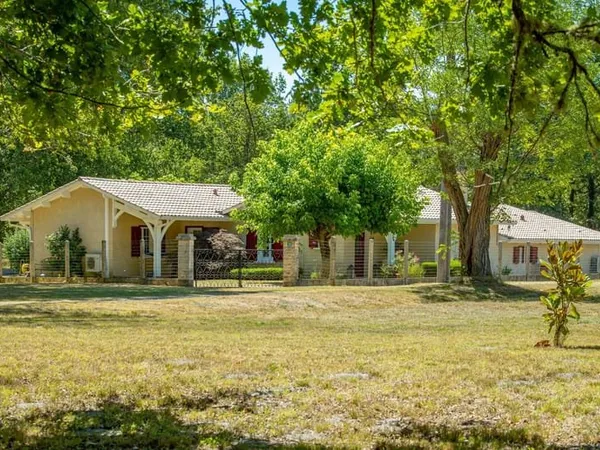 Le Barp RARE Villa de charme avec airial sur 4 hectares de prairie avec dépendances et piscine
