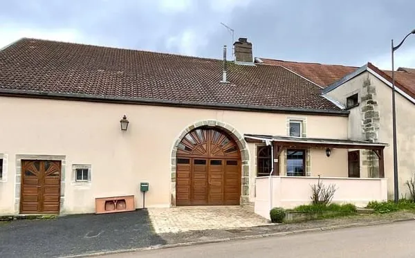 Ancienne ferme avec dépendances à vendre à