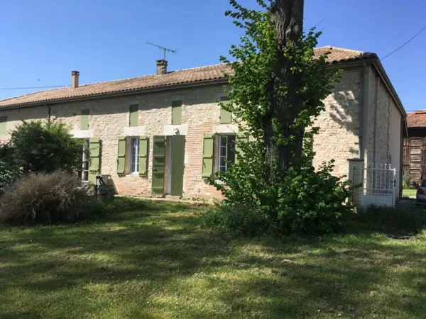 Le Temple sur Lot, maison en pierres de PLAIN PIED de 96 m2 avec grand jardin de 2800 m². La maison 