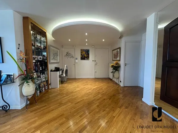 Appartement de très bon standing - dernier étage - Copropriété sécurisée