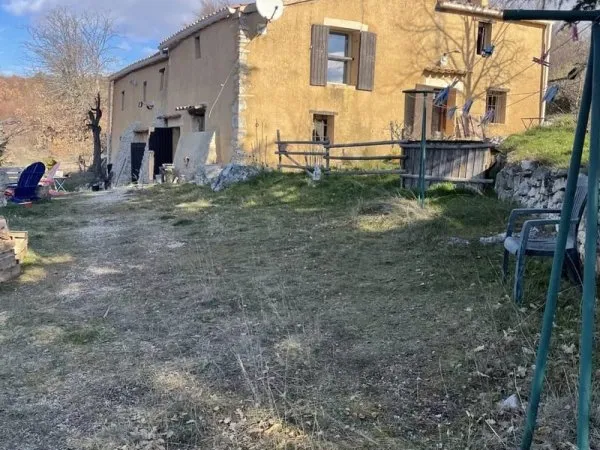VILLARS (84) - Sur plus de 2 hectares ancienne bergerie restauré