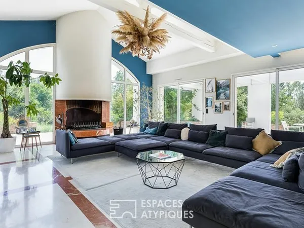 Villa d'architecte avec piscine et vue dégagée