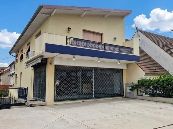 Local commercial 3 pièces 238 m²