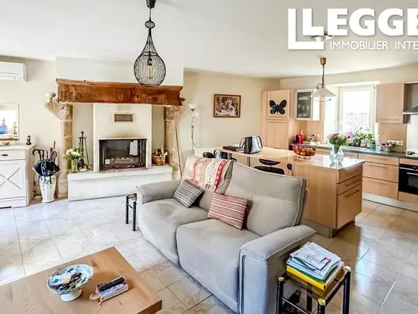Ensemble immobilier de 2 maisons, 2 granges et 1 piscine
