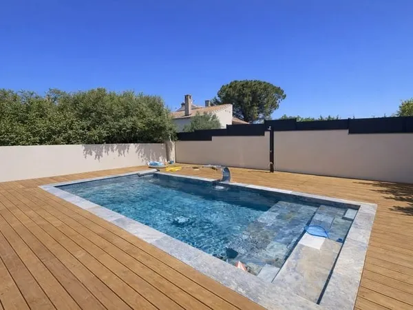 Maison neuve dans un secteur très recherché avec piscine et prestations haut de gamme