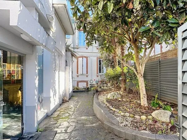 Ensemble immobilier : Immeuble 623 m² - 12 garages - 10 parking
