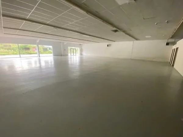A VENDRE A LOUER - LOCAUX COMMERCIAUX 868 M² GOURVILY QUIMPER