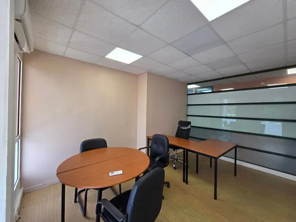 Bureau/local de 14 m², lumineux - Idéalement situé à Jarry