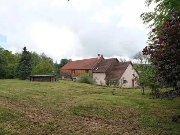 Belle maison avec Chdh et beaucoup de terrain sur un endroit ma