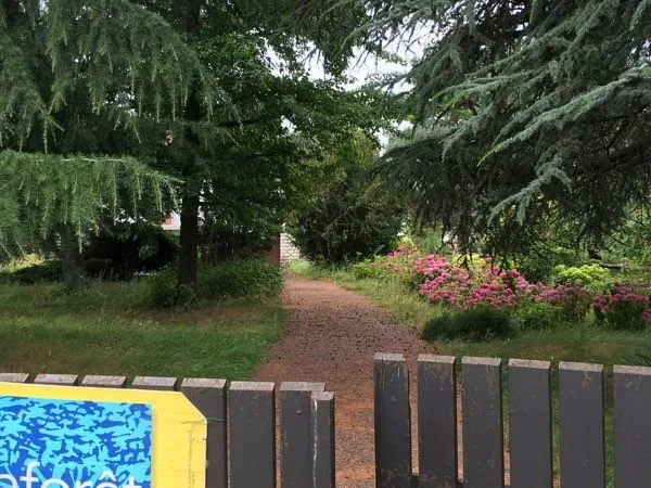 Emplacement de parking extérieur sans abris