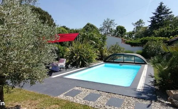 MAISON INDIVIDUELLE 175 m² - PLAIN-PIED SUR REZ DE CHAUSSEE - PISCINE - CENTRE BOURG - 1 139 m² DE T