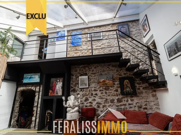 Coup de coeur assuré pour cette atypique maison de ville avec
