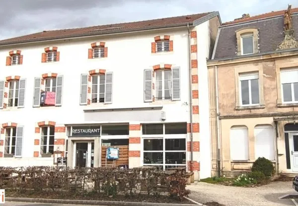 Rare, ce bel immeuble commercial contenant un restaurant renommé, sa terrasse et son appartement de 