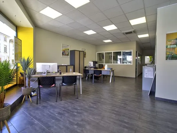AGEN CENTRE- Secteur Victor Hugo: Local commercial de 141m² avec espace accueil, 3 bureaux, coin dét
