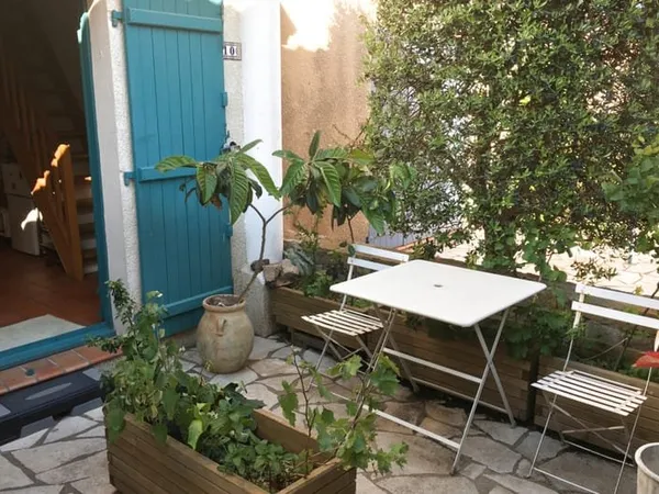 PETIT MAS AVEC JARDINET