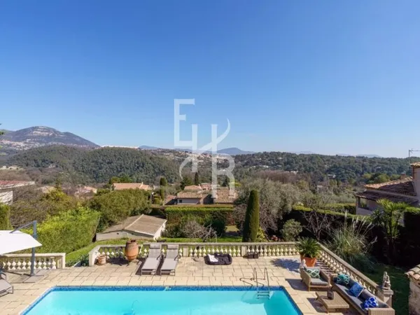 Villa d'Exception à Vence : Vue Spectaculaire, Calme Absolu et Proximité Idéale