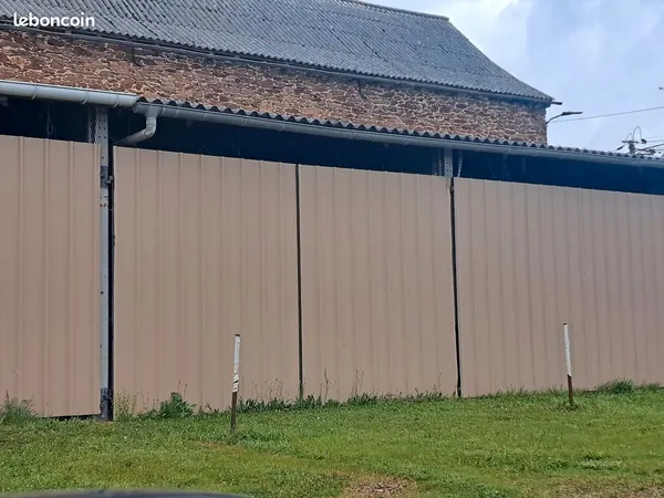 Emplacement pour véhicule dans hangar