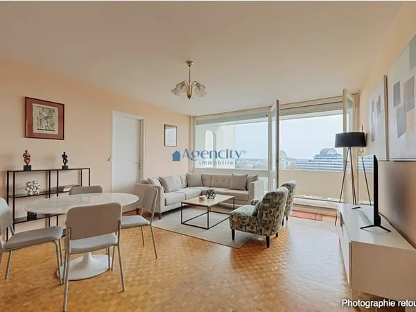 Grand appartement deux pièces avec balcon contre ville Noisy le