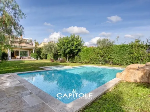 Antibes - Villa contemporaine récente avec un studio indépendant, terrain de 1 575 m² avec piscine. 