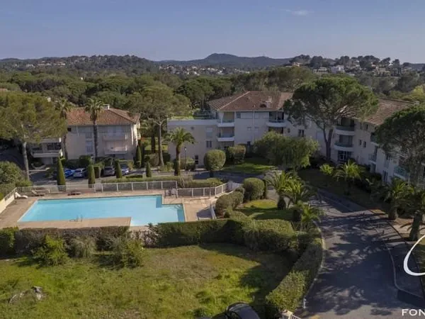 APPARTEMENT 2 PIECES - TERRASSE, PISCINE ET VUE SUR LE GOLF