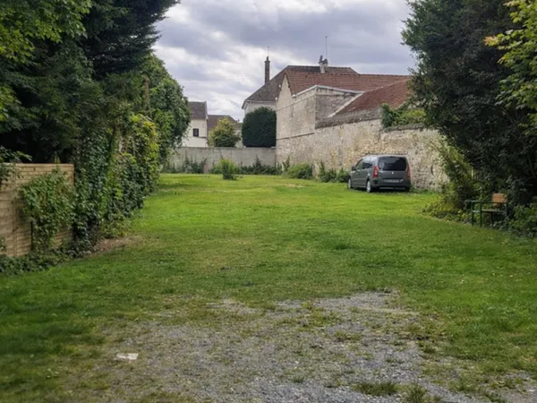Maison 4 piéces avec jardin trés calme .