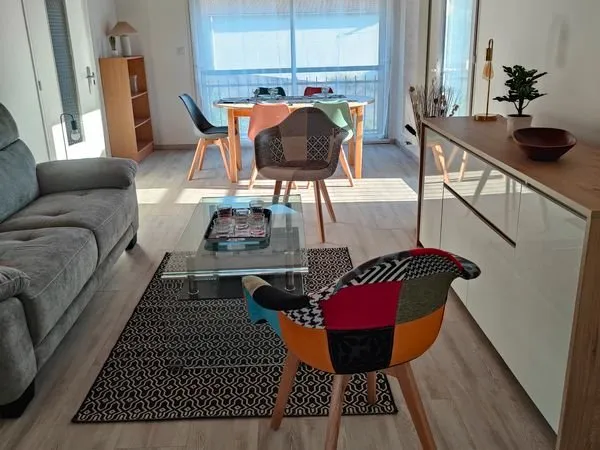 Colocation meublée. 1 chambre disponible dans maison avec jardin