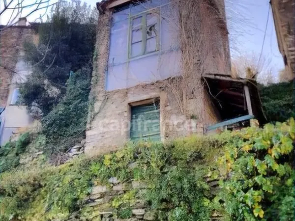 Petite maison en pierre à rénover de 30 m2, terrain 292 m2, vue mer à VENZOLASCA (HAUTE CORSE)