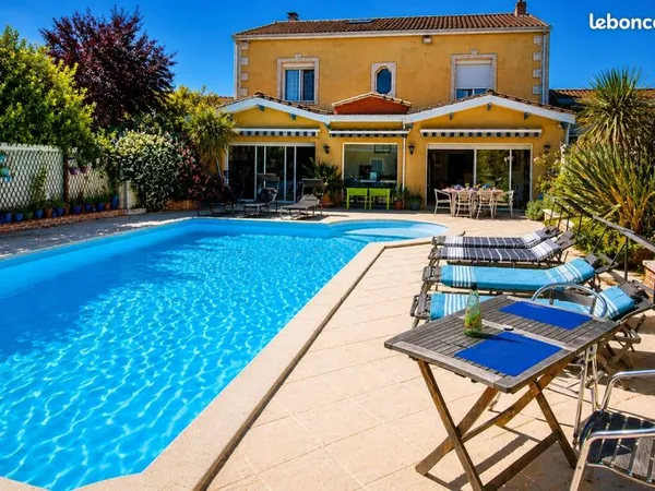 Location piscine privée 🌿 Une parenthèse détente & fraîcheur dans un jardin à l'anglaise